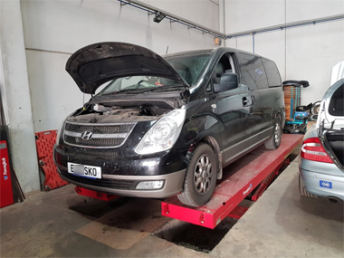 Hyundai i800 on elevator ramp about to have headlights changed Hyundai i800 on ramp